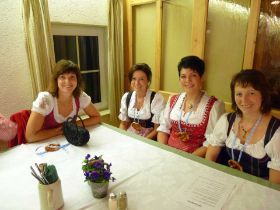 fesche Dearndl in Dirndl.jpg